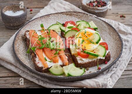 Smorrebrod - sandwichs traditionnels danois. Pain de seigle noir avec saumon, fromage à la crème Banque D'Images