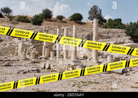 Risque biologique bandes d'avertissement de Coronavirus contre les ruines du Sanctuaire d'Apollon Hylates. Limassol, Episkopi, Chypre. Quarantaine. COVID pandémique dans le monde entier Banque D'Images