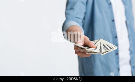 Beaucoup de concept d'argent. Dollars entre les mains de l'homme Banque D'Images