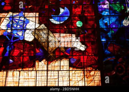 Vitraux (1984) de Mordecai Ardon, dans le hall de la Bibliothèque nationale d'Israël, Givat RAM, Jérusalem Banque D'Images