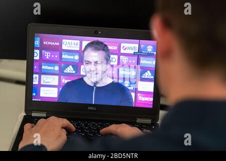 Munich, Allemagne. 7 avril 2020. Un journaliste suit une conférence vidéo avec l'entraîneur Hansi Flick du FC Bayern Munich sur un ordinateur portable. Crédit: Matthias Balk/dpa/Alay Live News Banque D'Images