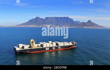 Photo aérienne du navire-conteneur du SMC approchant le port de Table Bay avec Table Mountain en arrière-plan Banque D'Images