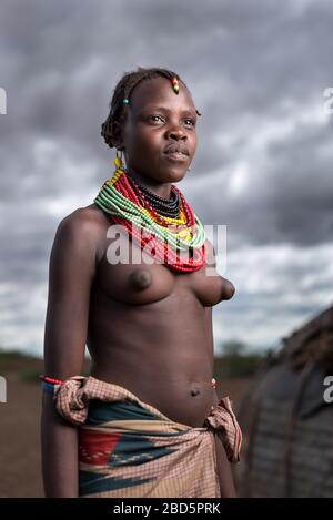 Une jeune femme non mariée est membre du groupe ethnique ou de la tribu Dassanetch, Omorate, dans le sud de l'Éthiopie. Banque D'Images