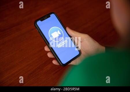 Zoom sur le logo de l'application de vidéoconférence sur l'écran du  smartphone — Photo éditoriale © nikkimeel #365599012