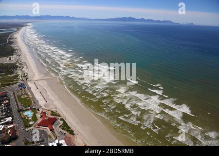 Vue aérienne des vagues de Muizenberg dans False Bay Banque D'Images