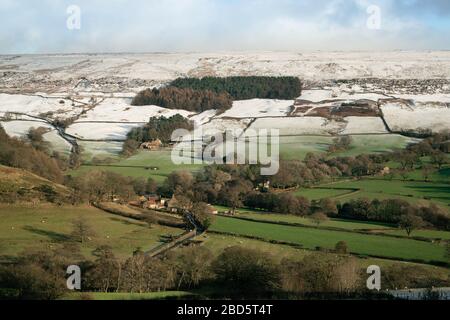 Neige sur les hauts au-dessus des maisons de l'église, Farndale, North York Maures Banque D'Images