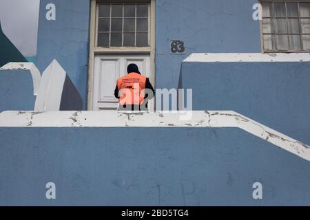 Le personnel médical du Cap effectue un dépistage porte-à-porte dans le quartier historique des esclaves de Bo-Kaap, dans le cadre de la réponse de l'Afrique du Sud au coronavirus Banque D'Images