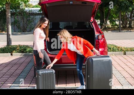 Préparation de deux jeunes filles amis pour le voyage sur route Banque D'Images