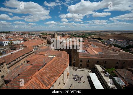 Vue depuis la tour, église San Francisco Javier, Plaza de San Jorge, Cáceres, Estrémadure, Espagne, Europe Banque D'Images