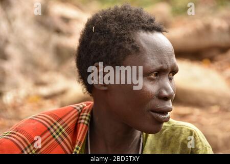 Portrait d'un jeune Hadzabe (Hadza) homme. Photographe au lac Eyasi, Tanzanie Banque D'Images