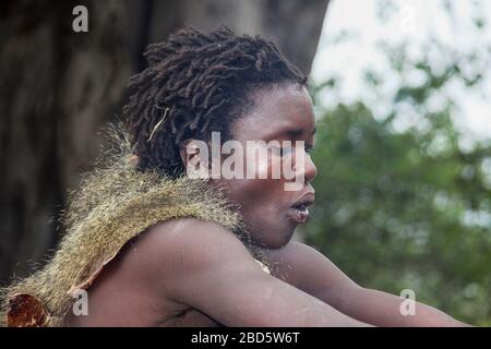 Portrait d'un jeune Hadzabe (Hadza) homme. Photographe au lac Eyasi, Tanzanie Banque D'Images