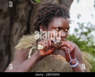 Portrait d'un jeune Hadzabe (Hadza) homme. Photographe au lac Eyasi, Tanzanie Banque D'Images