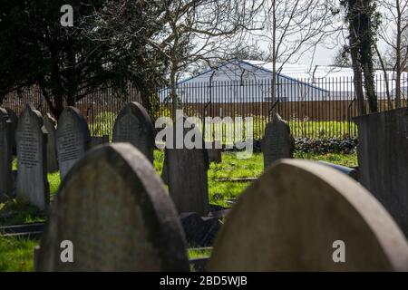 Manor Park, Londres, Royaume-Uni. 7 avril 2020. Vue sur la morgue depuis le cimetière voisin. Les travaux de construction d'une morgue temporaire à Manor Park, dans l'est de Londres, se poursuivent; en raison de l'éclosion de coronavirus. Crédit: Marcin Nowak/Alay Live News Banque D'Images