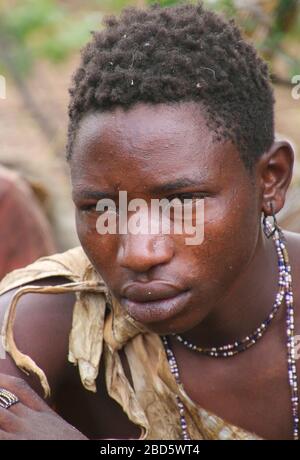 Portrait d'un jeune Hadzabe (Hadza) homme. Photographe au lac Eyasi, Tanzanie Banque D'Images