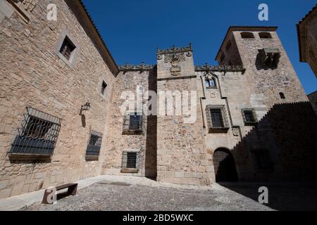 Porte en ombre, Plaza de Santa Maria, Cáceres, Estrémadure, Espagne, Europe Banque D'Images