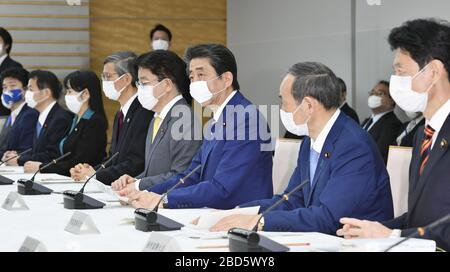 Tokyo, Japon. 7 avril 2020. Le Premier ministre japonais Shinzo Abe déclare un état d'urgence d'un mois à Tokyo, au Japon, le 7 avril 2020. Le Premier ministre japonais Shinzo Abe a déclaré mardi un état d'urgence d'un mois pour sept préfectures dans le but de freiner l'épidémie de COVID-19. Outre Tokyo et Osaka, l'état d'urgence couvre également Kanagawa, Saitama, Chiba, Hyogo et Fukuoka. Crédit: Xinhua/Alay Live News Banque D'Images