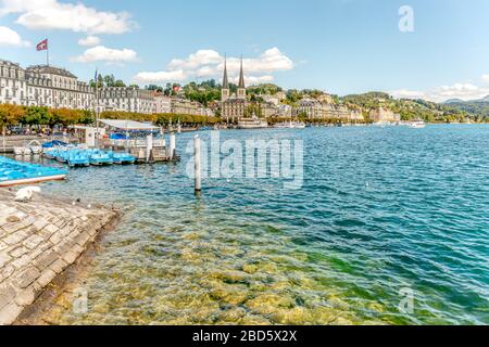 Schweizerhofquai bord du lac de Lucerne en été, Lucerne, Suisse Banque D'Images