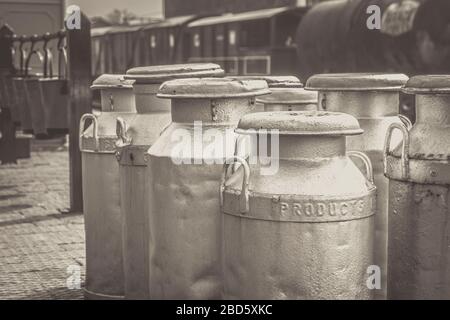 Churns de lait d'époque noir et blanc sur la plate-forme, gare ferroviaire du patrimoine de Severn Valley. Production de lait britannique. Lait Royaume-Uni. Banque D'Images