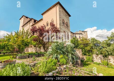 Jardin du château à l'intérieur de Rocca di Angera au Lago Maggiore, Varese, Italie Banque D'Images