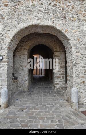 Une rue étroite entre les vieilles maisons d'un village médiéval dans la province de Potenza, en Italie Banque D'Images