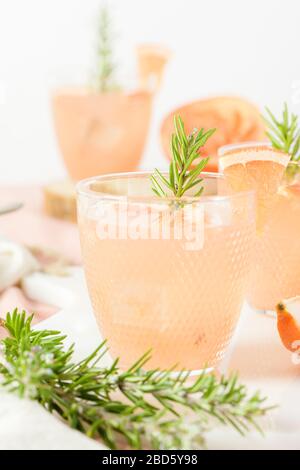 Jus de pamplemousse au romarin dans des verres sur la table. Cocktail d'été rafraîchissant. Banque D'Images