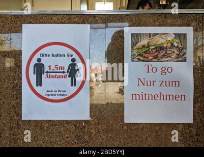 Munich, Allemagne. 7 avril 2020. Un panneau dans un restaurant Doener Kebab à Munich, en Allemagne, où 1,5 m de distance sont appliquées et les commandes doivent aller seulement. Crédit: ZUMA Press, Inc./Alay Live News Banque D'Images