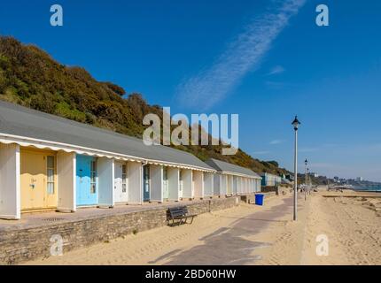 Bournemouth Beach Huts sur la Promenade à Lockdown pendant la pandémie de coronavirus, Dorset, Angleterre, Royaume-Uni. Banque D'Images