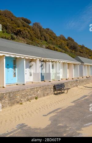 Bournemouth Beach Huts sur la Promenade à Lockdown pendant la pandémie de coronavirus, Dorset, Angleterre, Royaume-Uni. Banque D'Images