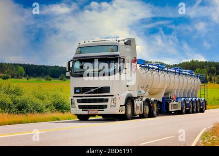 Camion Volvo FH blanc avec longue semi-remorque multi-essieux K-S vrac Oy à vitesse sur route rurale le jour ensoleillé de l'été. Salo, Finlande. 6 juillet 2019. Banque D'Images