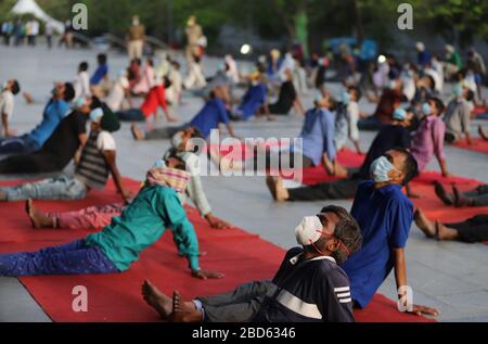 Delhi, Inde. 7 avril 2020. Les travailleurs salariés et les sans-abri font du yoga au complexe sportif Yamuna, qui a été transformé en camp de fortune pour ceux qui sont bloqués à Delhi sans domicile au cours d'un verrouillage national à la suite de la pandémie de coronavirus. Le gouvernement indien a imposé un verrouillage national de 21 jours pour réduire au minimum la propagation de la maladie de Coronavirus (Covid-19). Crédit: SOPA Images Limited/Alay Live News Banque D'Images