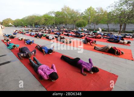 Delhi, Inde. 7 avril 2020. Les travailleurs salariés et les sans-abri font du yoga au complexe sportif Yamuna, qui a été transformé en camp de fortune pour ceux qui sont bloqués à Delhi sans domicile au cours d'un verrouillage national à la suite de la pandémie de coronavirus. Le gouvernement indien a imposé un verrouillage national de 21 jours pour réduire au minimum la propagation de la maladie de Coronavirus (Covid-19). Crédit: SOPA Images Limited/Alay Live News Banque D'Images