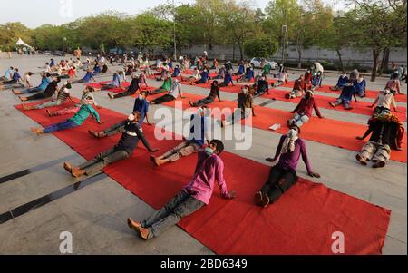 Delhi, Inde. 7 avril 2020. Les travailleurs salariés et les sans-abri font du yoga au complexe sportif Yamuna, qui a été transformé en camp de fortune pour ceux qui sont bloqués à Delhi sans domicile au cours d'un verrouillage national à la suite de la pandémie de coronavirus. Le gouvernement indien a imposé un verrouillage national de 21 jours pour réduire au minimum la propagation de la maladie de Coronavirus (Covid-19). Crédit: SOPA Images Limited/Alay Live News Banque D'Images