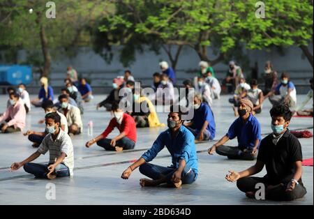 Delhi, Inde. 7 avril 2020. Les travailleurs salariés et les sans-abri font du yoga au complexe sportif Yamuna, qui a été transformé en camp de fortune pour ceux qui sont bloqués à Delhi sans domicile au cours d'un verrouillage national à la suite de la pandémie de coronavirus. Le gouvernement indien a imposé un verrouillage national de 21 jours pour réduire au minimum la propagation de la maladie de Coronavirus (Covid-19). Crédit: SOPA Images Limited/Alay Live News Banque D'Images