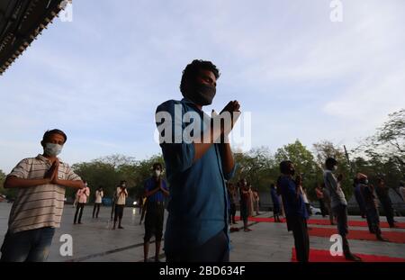 Delhi, Inde. 7 avril 2020. Les travailleurs salariés et les sans-abri font du yoga au complexe sportif Yamuna, qui a été transformé en camp de fortune pour ceux qui sont bloqués à Delhi sans domicile au cours d'un verrouillage national à la suite de la pandémie de coronavirus. Le gouvernement indien a imposé un verrouillage national de 21 jours pour réduire au minimum la propagation de la maladie de Coronavirus (Covid-19). Crédit: SOPA Images Limited/Alay Live News Banque D'Images