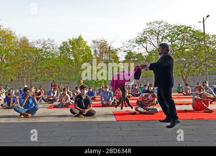 Delhi, Inde. 7 avril 2020. Un magicien se produit à partir de travailleurs salariés et sans abri au cours d'une séance de yoga au complexe sportif Yamuna qui a été transformé en camp de fortune pour ceux qui se sont retrouvés à Delhi sans domicile pendant un verrouillage national à la suite d'une pandémie de coronavirus. Le gouvernement indien a imposé un verrouillage national de 21 jours pour réduire au minimum la propagation de la maladie de Coronavirus (Covid-19). Crédit: SOPA Images Limited/Alay Live News Banque D'Images