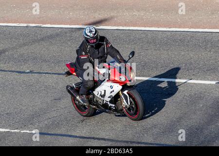 BMW RR S1000 motard ; circulation automobile, transport à deux roues, véhicules modernes, motos, Véhicule, routes, motos, motocyclistes sur l'autoroute M6 Chorley, Royaume-Uni Banque D'Images