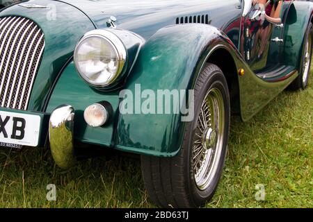 Vue avant d'une voiture de sport verte Morgan exposée lors d'un spectacle de voitures classique au Pays de Galles, au Royaume-Uni Banque D'Images