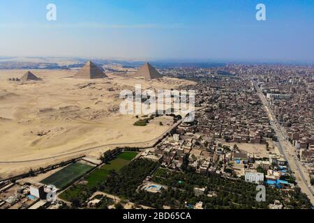 Giza, Egypte. 7 avril 2020. Une vue panoramique montre le complexe des pyramides de Gizeh. La Grande Pyramide de Giza (C), construite pour Khufu pharaoh, est le monument le plus ancien et le dernier monument restant des sept merveilles du monde antique. Crédit: Fareed Kotb/dpa/Alay Live News Banque D'Images