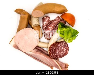 Différentes sortes de saucisses et de bacon fumé, vue de dessus sur un fond blanc Banque D'Images