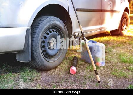 accessoires de pêche près d'une voiture journée ensoleillée, lumière teintée ensoleillée, préparation pour la pêche de gros plan Banque D'Images