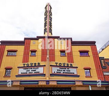 Le théâtre Tower de l'événement à Bend, Oregon, affiche des panneaux indiquant « Stay Home » lors de la pandémie de Coronavirus en 2020. Banque D'Images