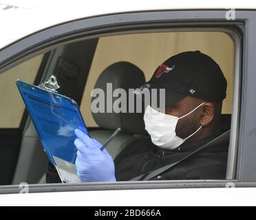 Racine, Wisconsin, États-Unis. 7 avril 2020. Les élections présidentielles primaires et d'État du Wisconsin se sont tenues mardi 7 avril 2020 après une journée de querelles juridiques. La ville de racine, dans le Wisconsin, ne dispose que de l'inscription et du vote des électeurs à la limite, y compris au Centre communautaire Tyler-Domer. CARL McNeil remplit son bulletin de vote. Crédit: Mark Hertzberg/ZUMA Wire/Alay Live News Banque D'Images