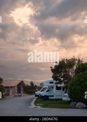 Camping-cars et camping-cars stationnés dans un camping à Kaikoura, Nouvelle-Zélande Banque D'Images