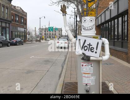 Racine, Wisconsin, États-Unis. 7 avril 2020. Les élections présidentielles primaires et d'État du Wisconsin se sont tenues mardi 7 avril 2020 après une journée de querelles juridiques. La ville de racine, dans le Wisconsin, ne disposait que de l'inscription et du vote des électeurs à la limite. Un entrepreneur en plomberie a placé une exposition fantaisiste exhortant les gens à voter devant le magasin. L'hôtel de ville est en arrière-plan. Crédit: Mark Hertzberg/ZUMA Wire/Alay Live News Banque D'Images