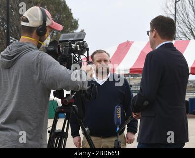 Racine, Wisconsin, États-Unis. 7 avril 2020. Les élections présidentielles primaires et d'État du Wisconsin se sont tenues mardi 7 avril 2020 après une journée de querelles juridiques. La ville de racine, dans le Wisconsin, ne disposait que de l'inscription et du vote des électeurs à la limite. LE MAIRE CORY MASON, qui avait cherché à reporter l'élection, est interrogé par la télévision britannique sur le site de vote de la salle des fêtes. Crédit: Mark Hertzberg/ZUMA Wire/Alay Live News Banque D'Images