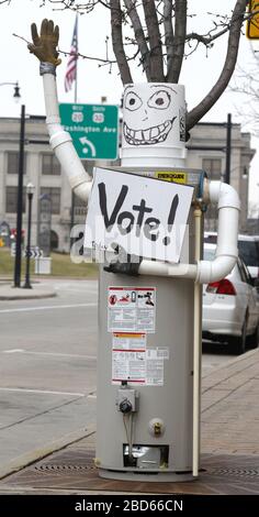 Racine, Wisconsin, États-Unis. 7 avril 2020. Les élections présidentielles primaires et d'État du Wisconsin se sont tenues mardi 7 avril 2020 après une journée de querelles juridiques. La ville de racine, dans le Wisconsin, ne disposait que de l'inscription et du vote des électeurs à la limite. Un entrepreneur en plomberie a placé une exposition fantaisiste exhortant les gens à voter devant le magasin. L'hôtel de ville est en arrière-plan. Crédit: Mark Hertzberg/ZUMA Wire/Alay Live News Banque D'Images