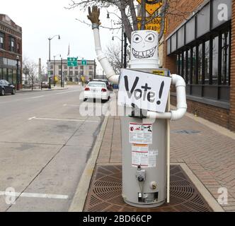 Racine, Wisconsin, États-Unis. 7 avril 2020. Les élections présidentielles primaires et d'État du Wisconsin se sont tenues mardi 7 avril 2020 après une journée de querelles juridiques. La ville de racine, dans le Wisconsin, ne disposait que de l'inscription et du vote des électeurs à la limite. Un entrepreneur en plomberie a placé une exposition fantaisiste exhortant les gens à voter devant le magasin. L'hôtel de ville est en arrière-plan. Crédit: Mark Hertzberg/ZUMA Wire/Alay Live News Banque D'Images