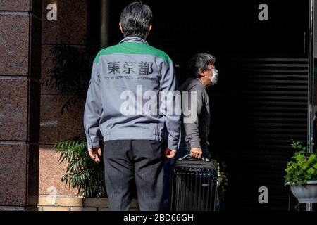 Un patient coronavirus COVID-19 entre dans le Tokyo à l'hôtel qui est actuellement utilisé pour accueillir des patients coronavirus COVID-19 présentant des symptômes bénins.l'hôtel Tokyo Inn est utilisé pour accueillir des patients coronavirus COVID-19 qui présentent des symptômes légers afin de libérer des lits d'hôpital pour ceux qui ont besoin de soins intensifs. Banque D'Images