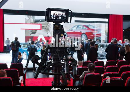 GENÈVE, SUISSE - 6 mars 2018 : les journalistes en attente de la conférence de presse pour commencer sur le site d'exposition Audi au 88ème salon international de l'automobile de Genève Banque D'Images