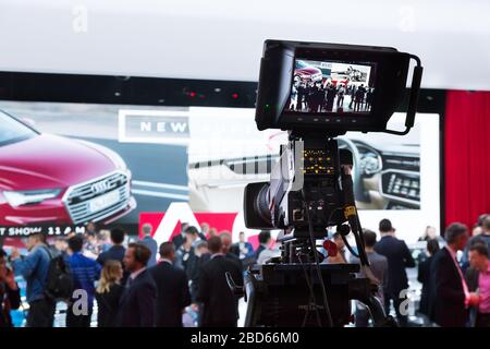 GENÈVE, SUISSE - 6 mars 2018 : les journalistes en attente de la conférence de presse pour commencer sur le site d'exposition Audi au 88ème salon international de l'automobile de Genève Banque D'Images